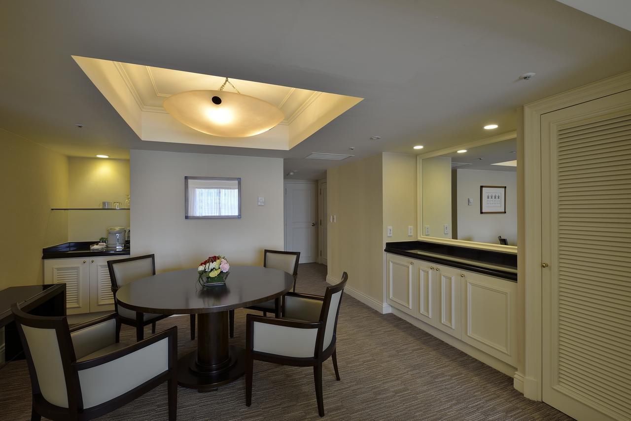 เดอะ เชอร์วูด ไทเป Hotel ภายนอก รูปภาพ A suite at the Hilton Tokyo