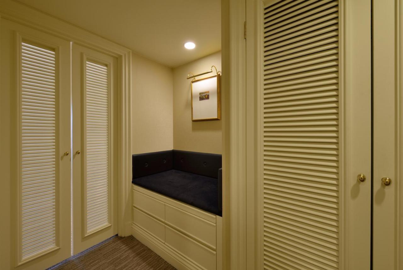 เดอะ เชอร์วูด ไทเป Hotel ภายนอก รูปภาพ A louvered door